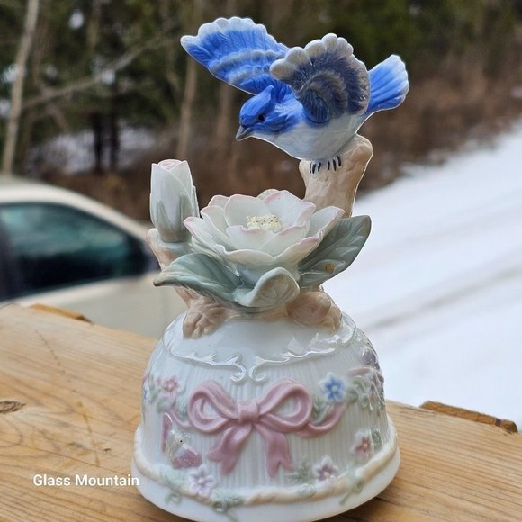 SOLD - Blue Jay Porcelain Vintage Melody Musical Box With Embossed Details - Picture 3 of 10